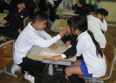 ６年のお世話　腕相撲