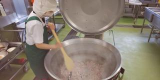 にんにくとお肉をしっかりと炒めます