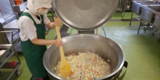 野菜も次々と炒めます