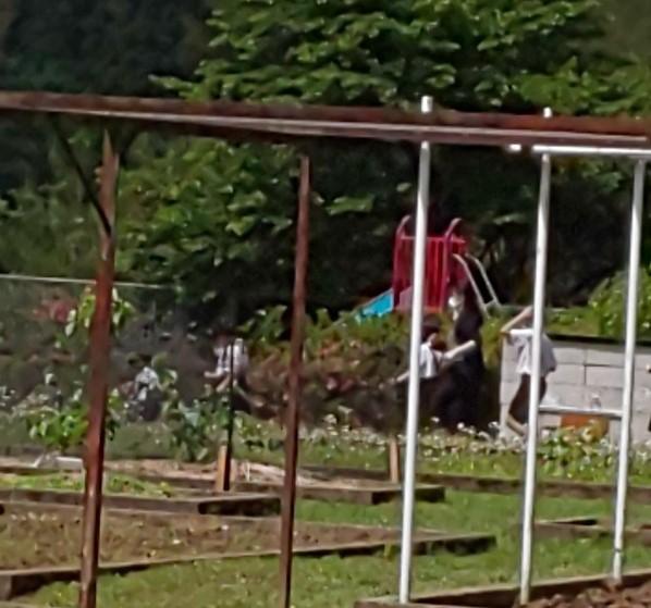 しゃべらずにこばしりで避難します