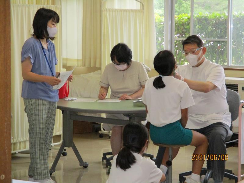 大きく口を開けて～