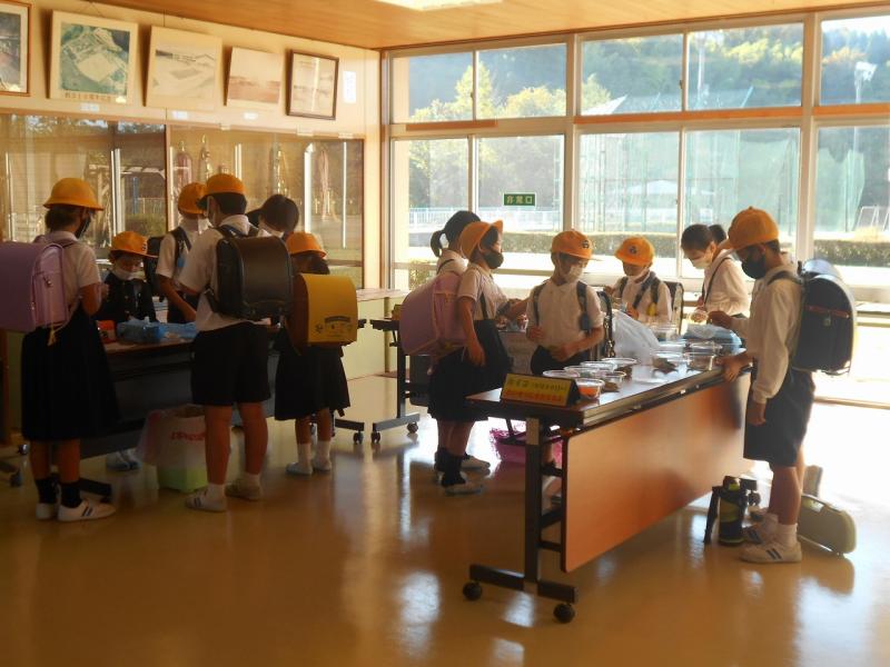 蚕くん、おはよう。餌と餌箱をきれいにしてあげるよ。