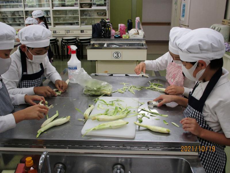 まこもの皮をむきます