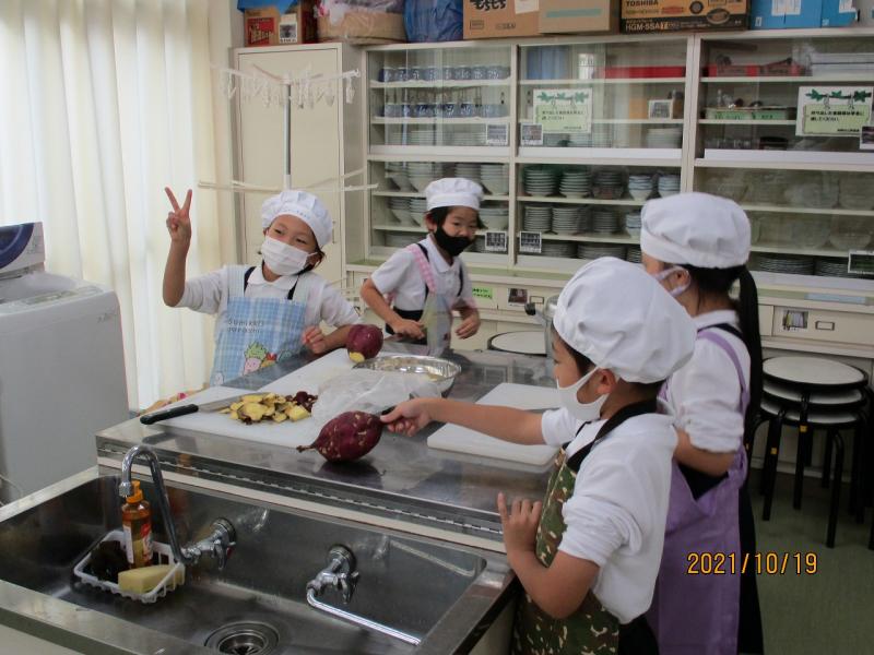 さつまいもの皮をむきます