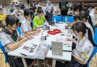 手書き新聞について話し合う部員syuusei
