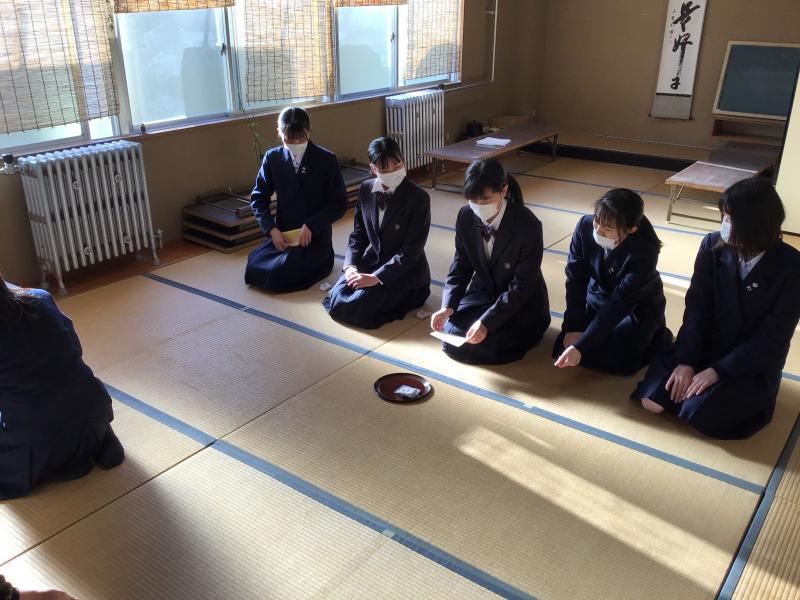 体験する新入生と指導する先輩