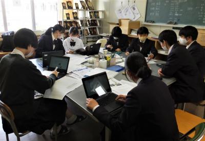 意見を交わしながら紙面づくりをする新聞部員