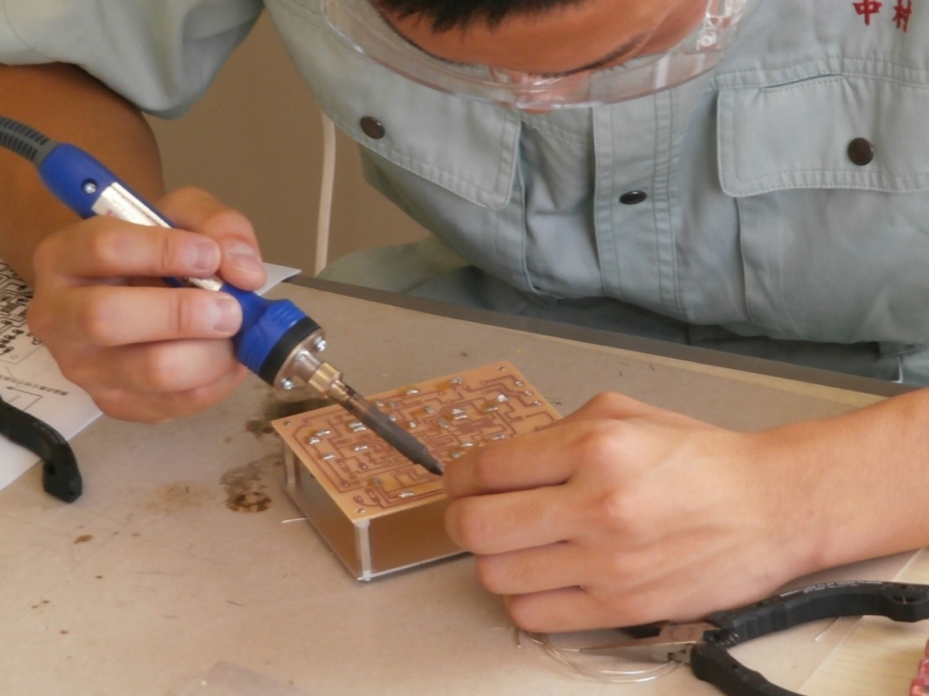 電子機器組み立て作業