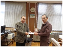 コンピュータ部へ激励費贈呈