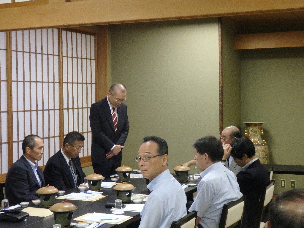 稲垣校長による学校近況報告