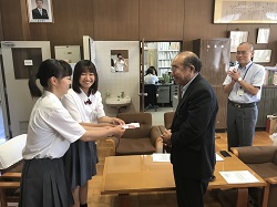 激励費贈呈の様子