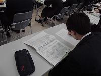 メモを取りながら真剣に説明を聞いています。