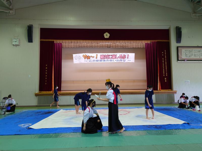 ドラゴンクエストのテーマ曲で勇者たちが登場。