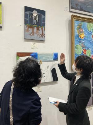 作品の説明をしています