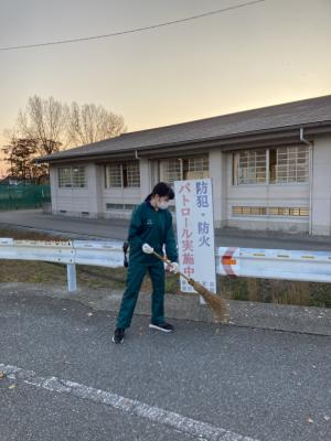 道路の落ち葉を掃きました