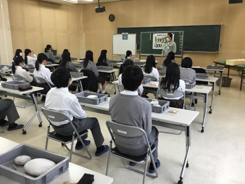 勾玉についての説明を受ける