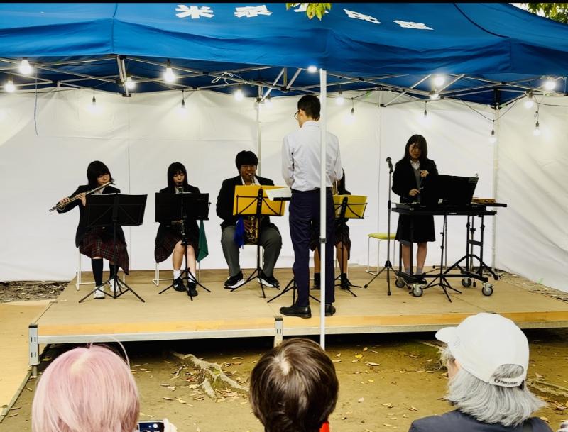 真剣に演奏する生徒の様子