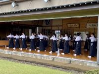 左側に小松高校、右側に本校生徒