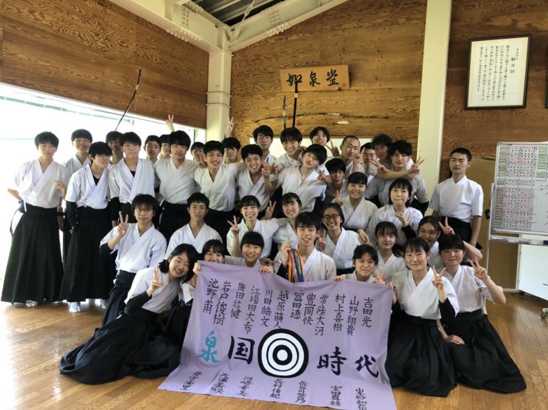 ５月２９日に２年生から３年生に渡された横断幕とともに決意の集合写真