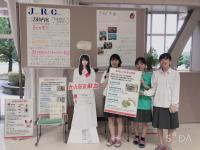 記念祭ではJRCの活動をポスターにまとめ、掲示しました。また、ティッシュを配って生徒や来校者に献血の協力を呼びかけました