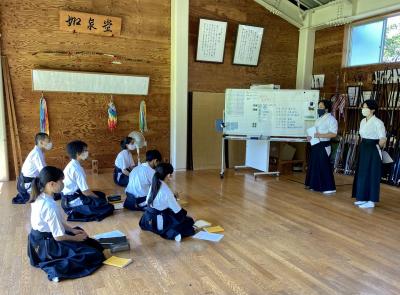 コーチから体配を学ぶ６人の様子