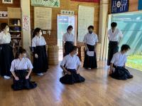 すわった姿勢（正坐）をチェックする様子