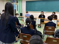 座談会で質問する様子