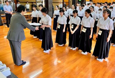 女子団体の表彰の様子