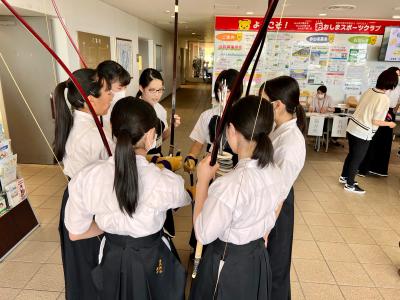 団体戦直前に円陣を組み意気込む様子