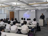 教授から思修館の説明を聞いています