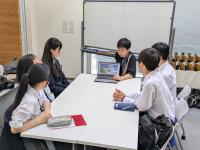 大学院生の研究を聞いています