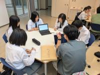 大学院生から研究についてアドバイスをもらう