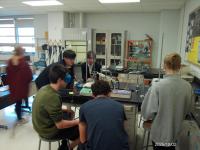 化学実験を一緒に行う