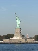 船上から自由の女神を眺める