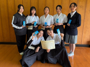 団体女子Ａチームの表彰を記念した集合写真