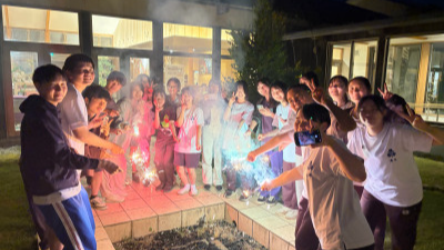 合宿の夜に花火を楽しむ様子