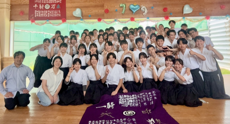 ３年追い出し射会の集合写真