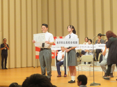 表彰式で晴れやかな表情を見せる３年生
