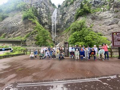 滝の近くでみんなで記念写真☆ 滝の近くでみんなで記念写真☆