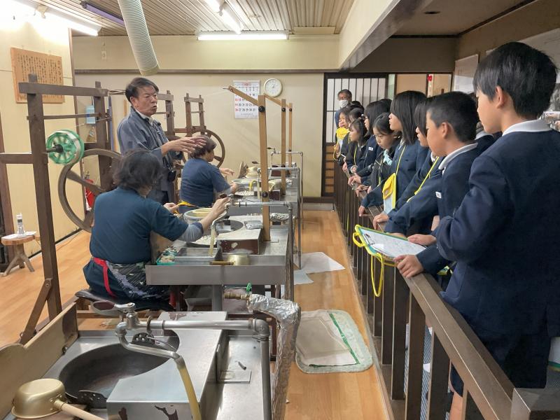 職人さんの説明を真剣に聞くみなさん