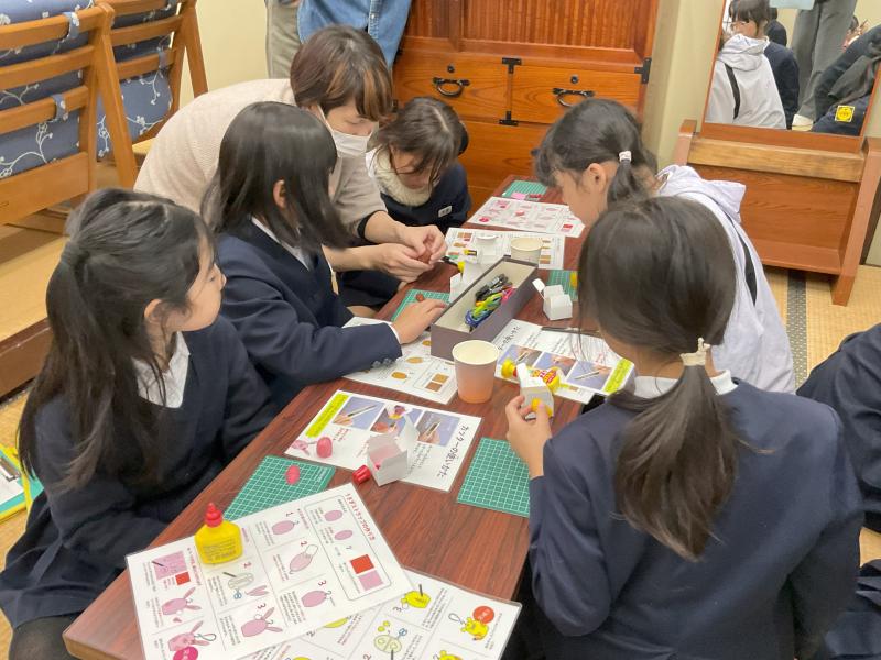 まゆ人形をがんばって作るみなさん