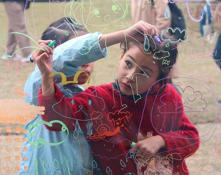 「あっちにこっちに」３年デザイン科川田留実