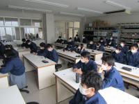 真剣に聞いている生徒たち