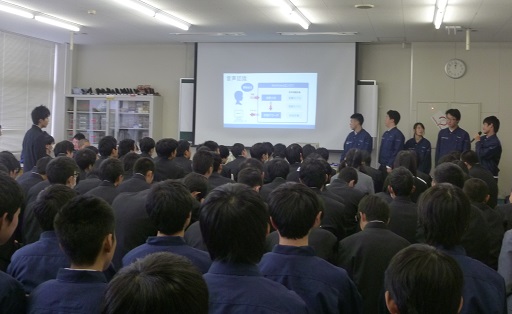 質問している様子