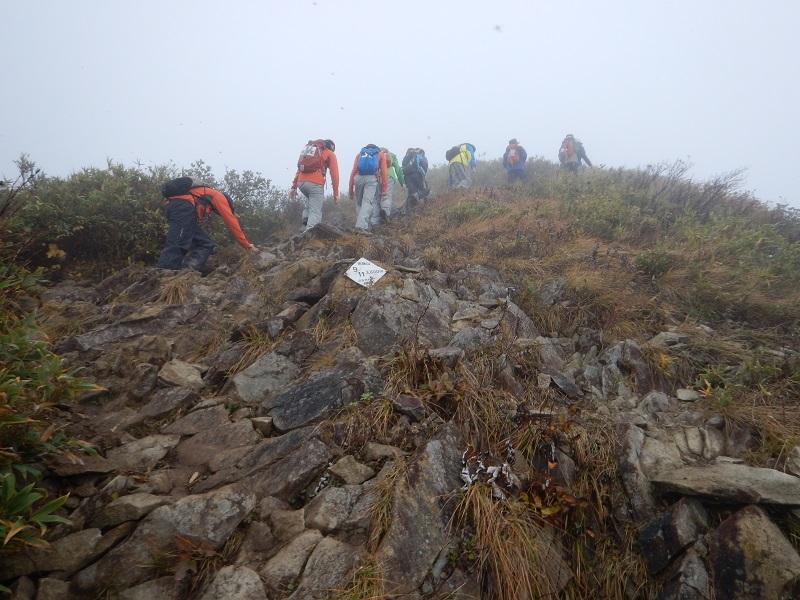 岩場を登る(1860m)