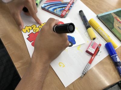 目を引く色づかいで