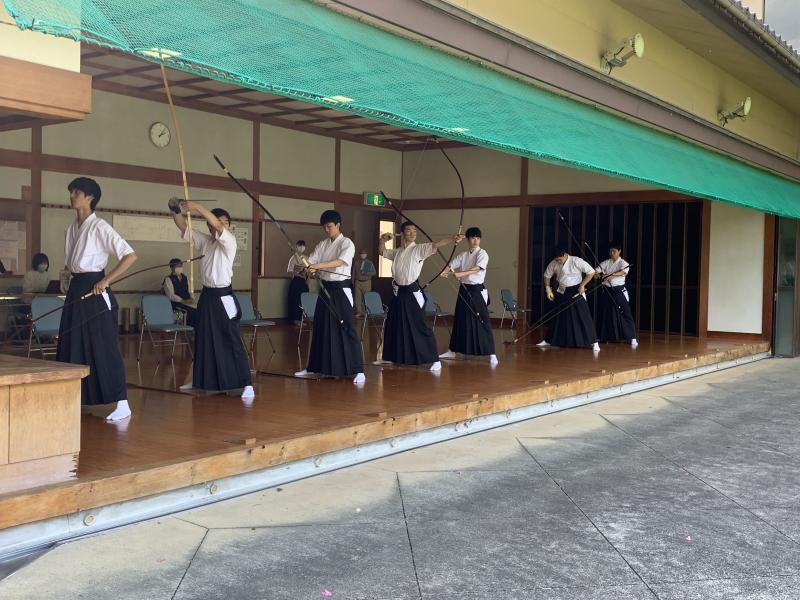 総体個人予選に臨む松高弓道部員