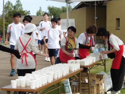 好天の為、給水を求める生徒が多く　大忙し