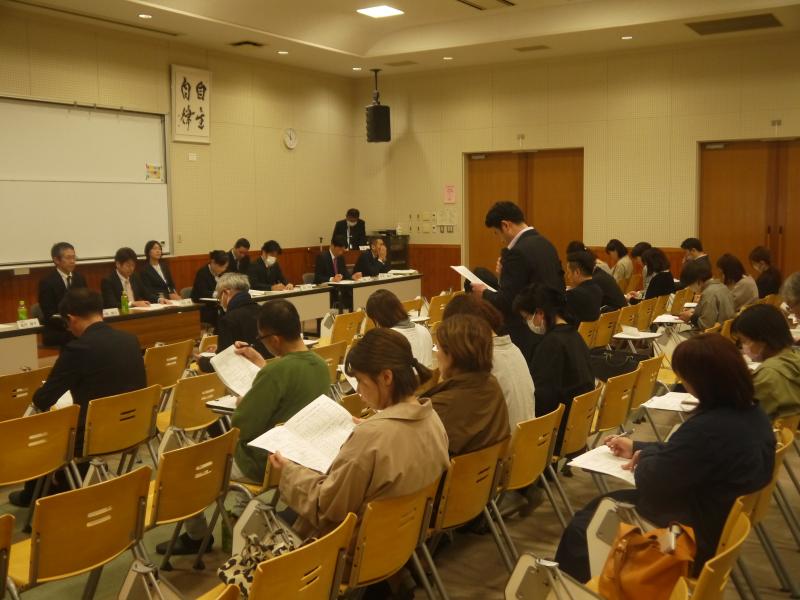 視聴覚室での会議の様子