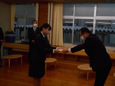 目録贈呈を受ける生徒